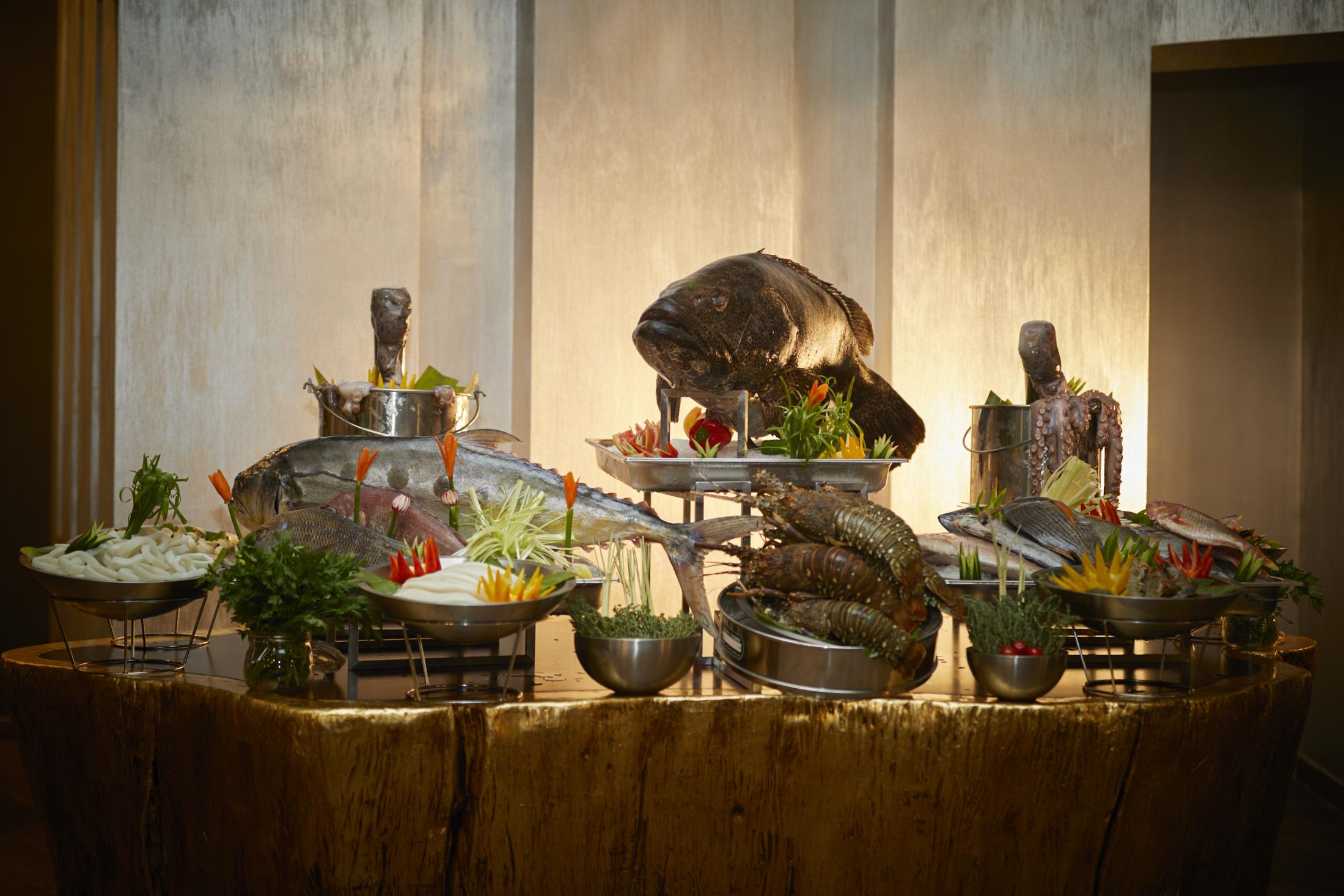 Millennium Resort Салала Экстерьер фото A seafood buffet