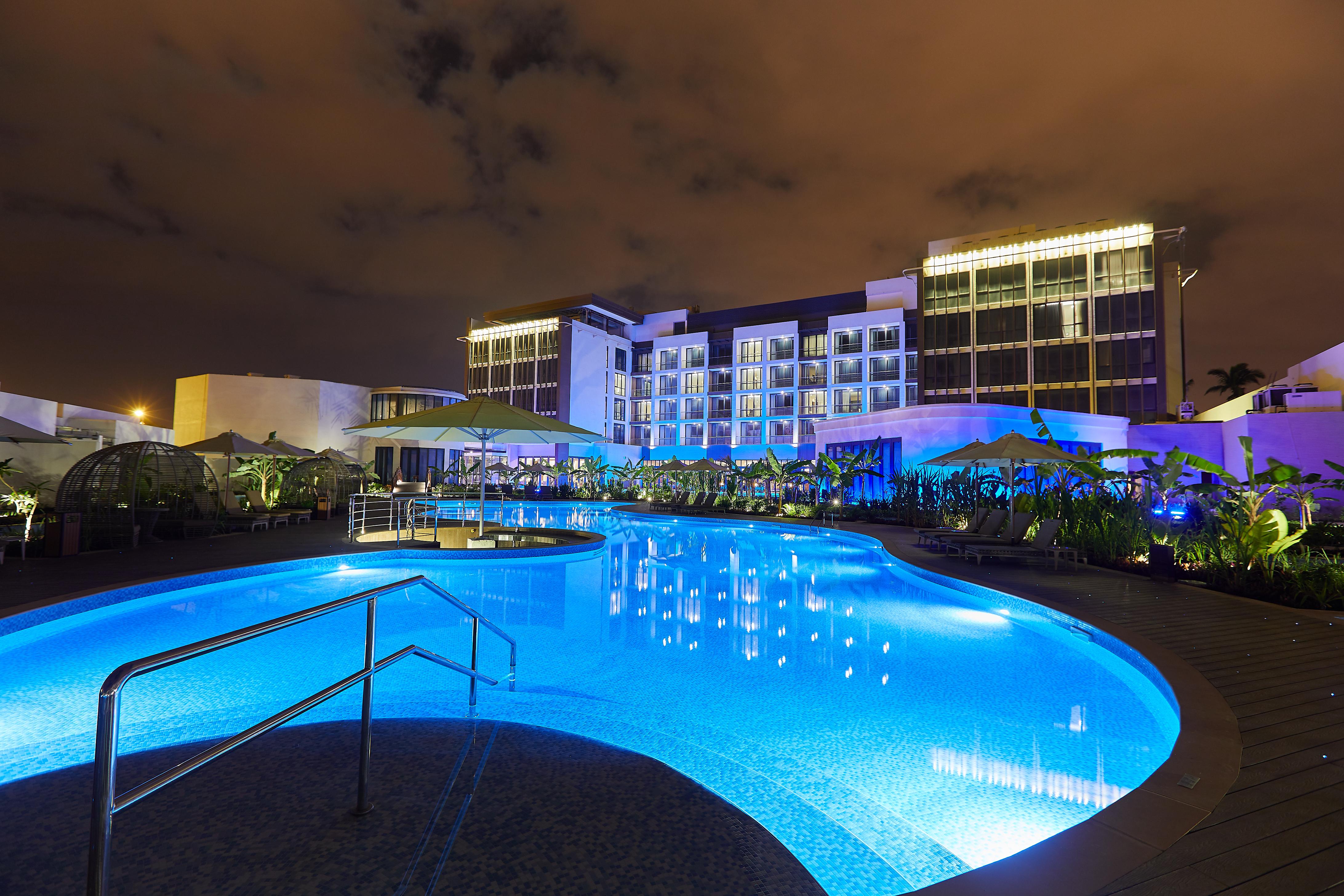 Millennium Resort Салала Экстерьер фото The swimming pool at the hotel