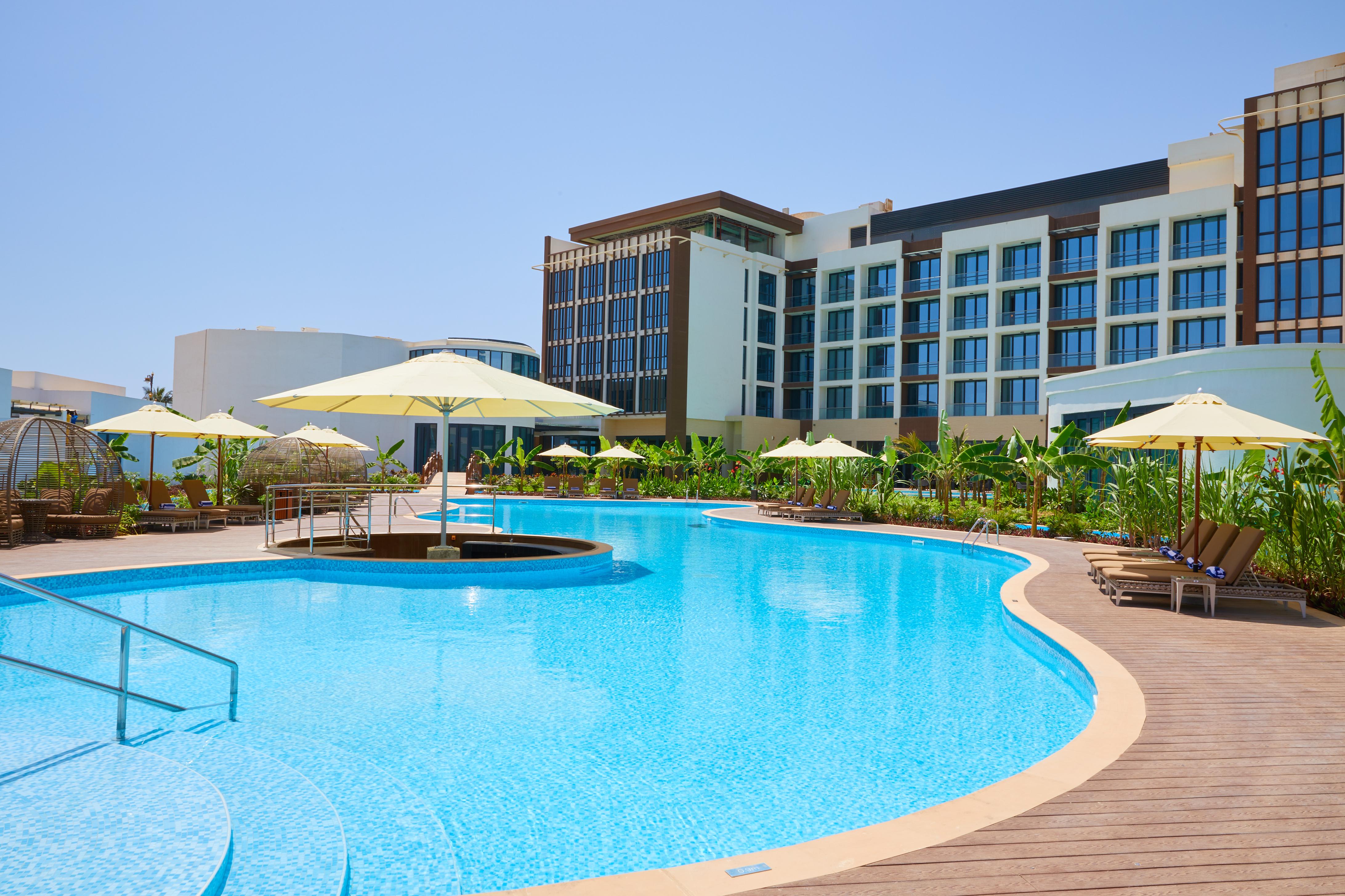 Millennium Resort Салала Экстерьер фото The swimming pool at the hotel