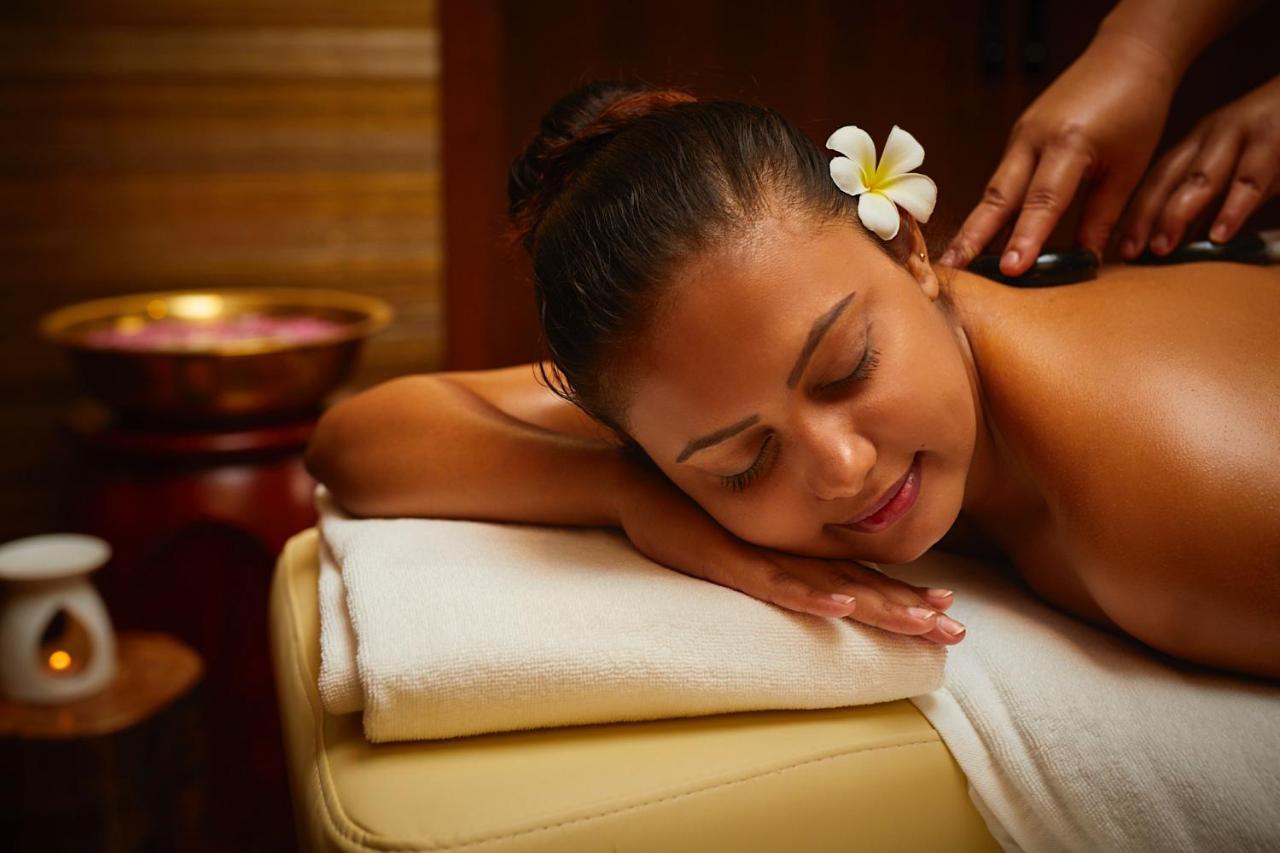 Millennium Resort Салала Экстерьер фото A woman receiving a hot stone massage