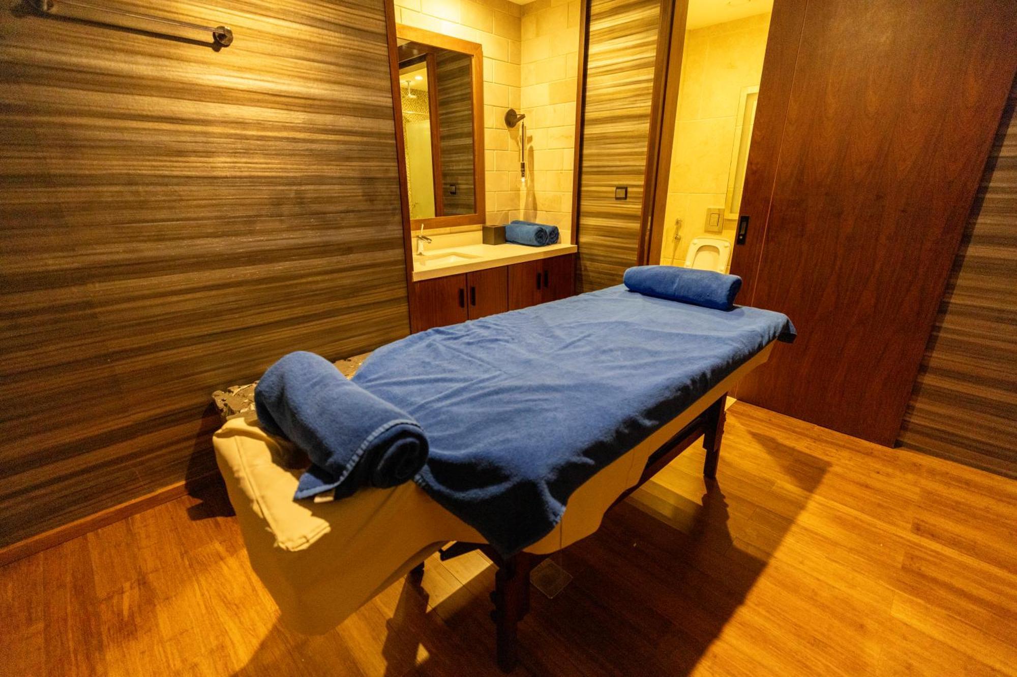 Millennium Resort Салала Экстерьер фото Massage table