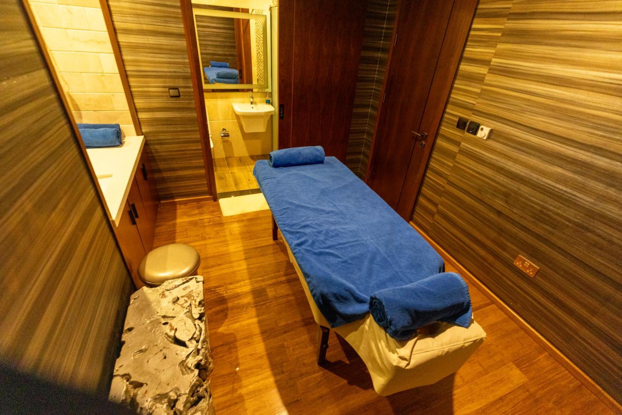 Millennium Resort Салала Экстерьер фото Massage bed