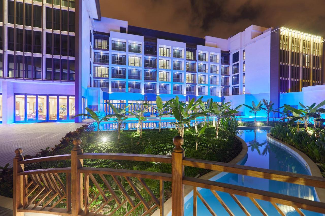 Millennium Resort Салала Экстерьер фото The hotel at night