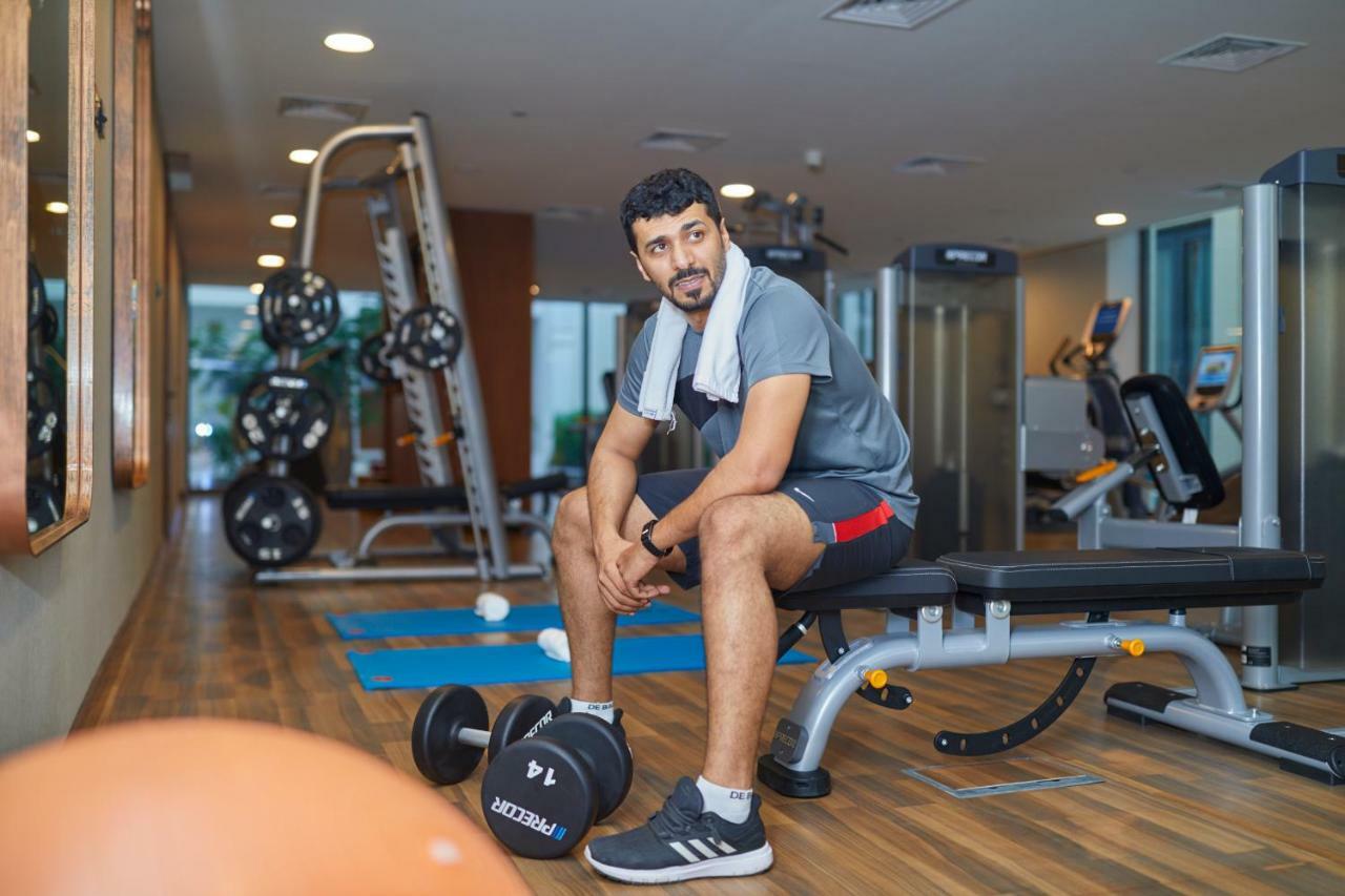 Millennium Resort Салала Экстерьер фото A man in a gym