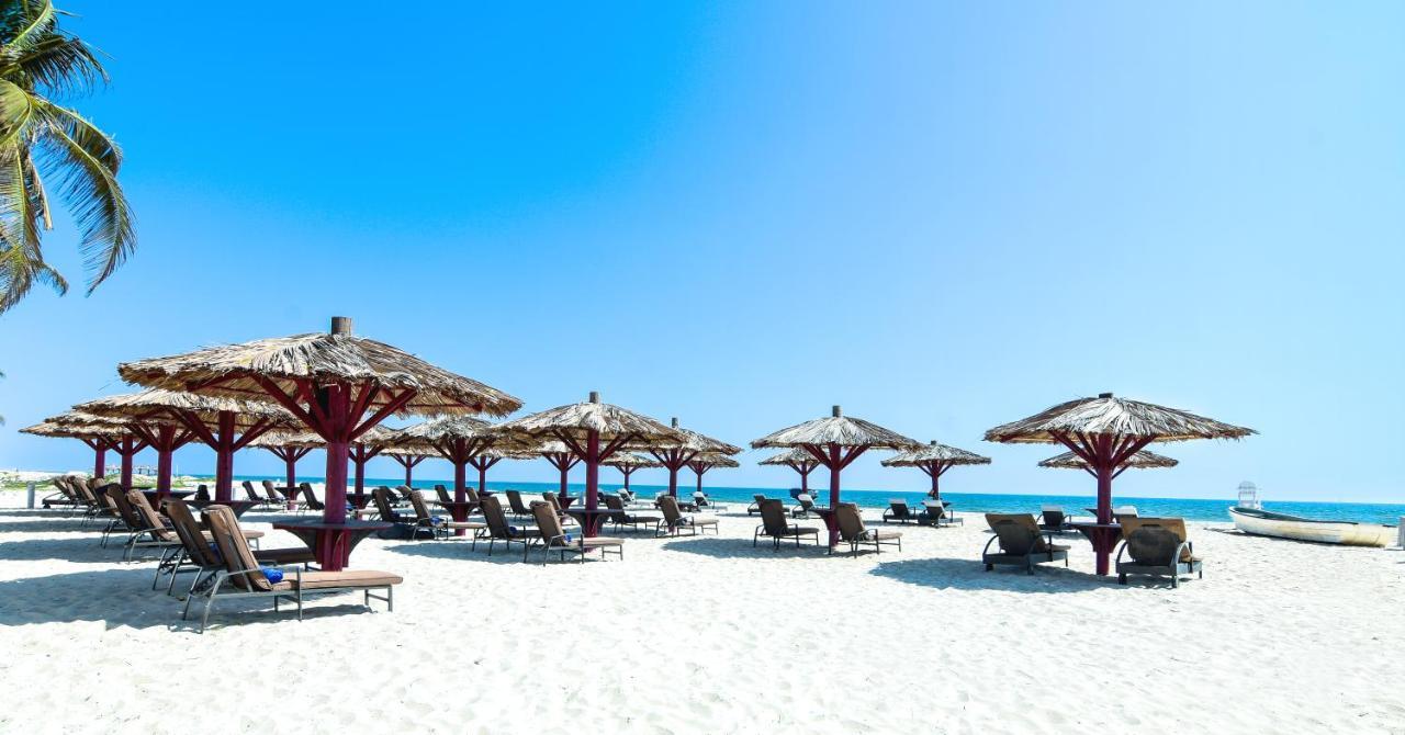 Millennium Resort Салала Экстерьер фото The beach at the Kempinski Hotel, Muscat